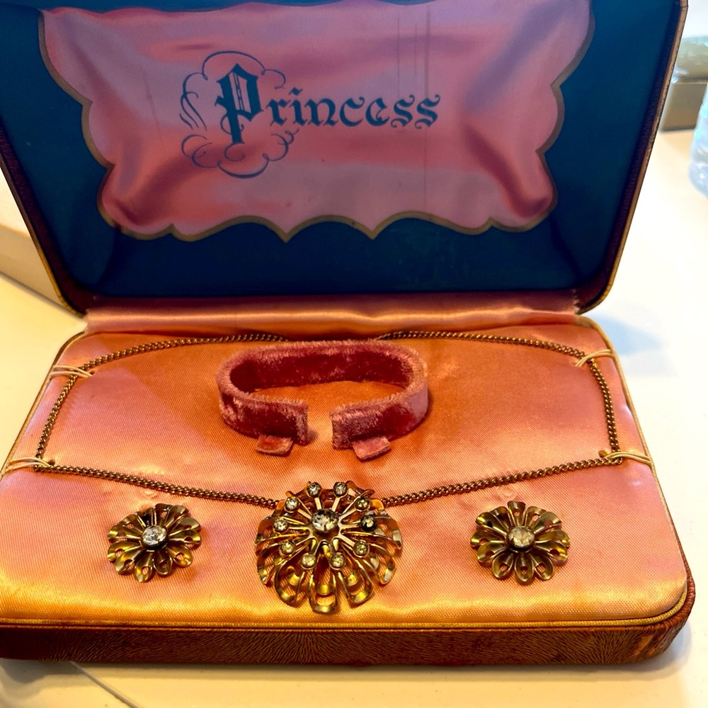 VINTAGE PRINCESS COSTUME GOLD/RHINESTONES FLORAL SHAPE NECKLACE EARRING SET‎